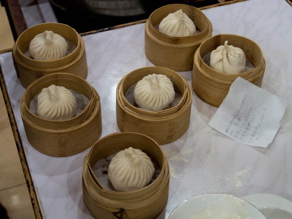 Can you tell which one the lǎowài (foreigner) wrapped?