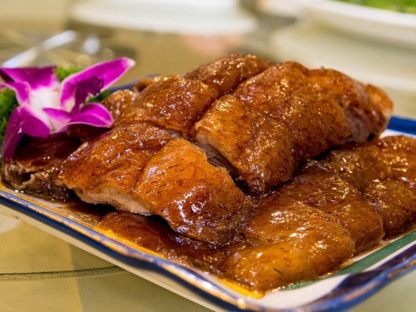 世纪深井烤鹅 shìjì shēnjǐng kǎo é (Century deep well roasted goose)